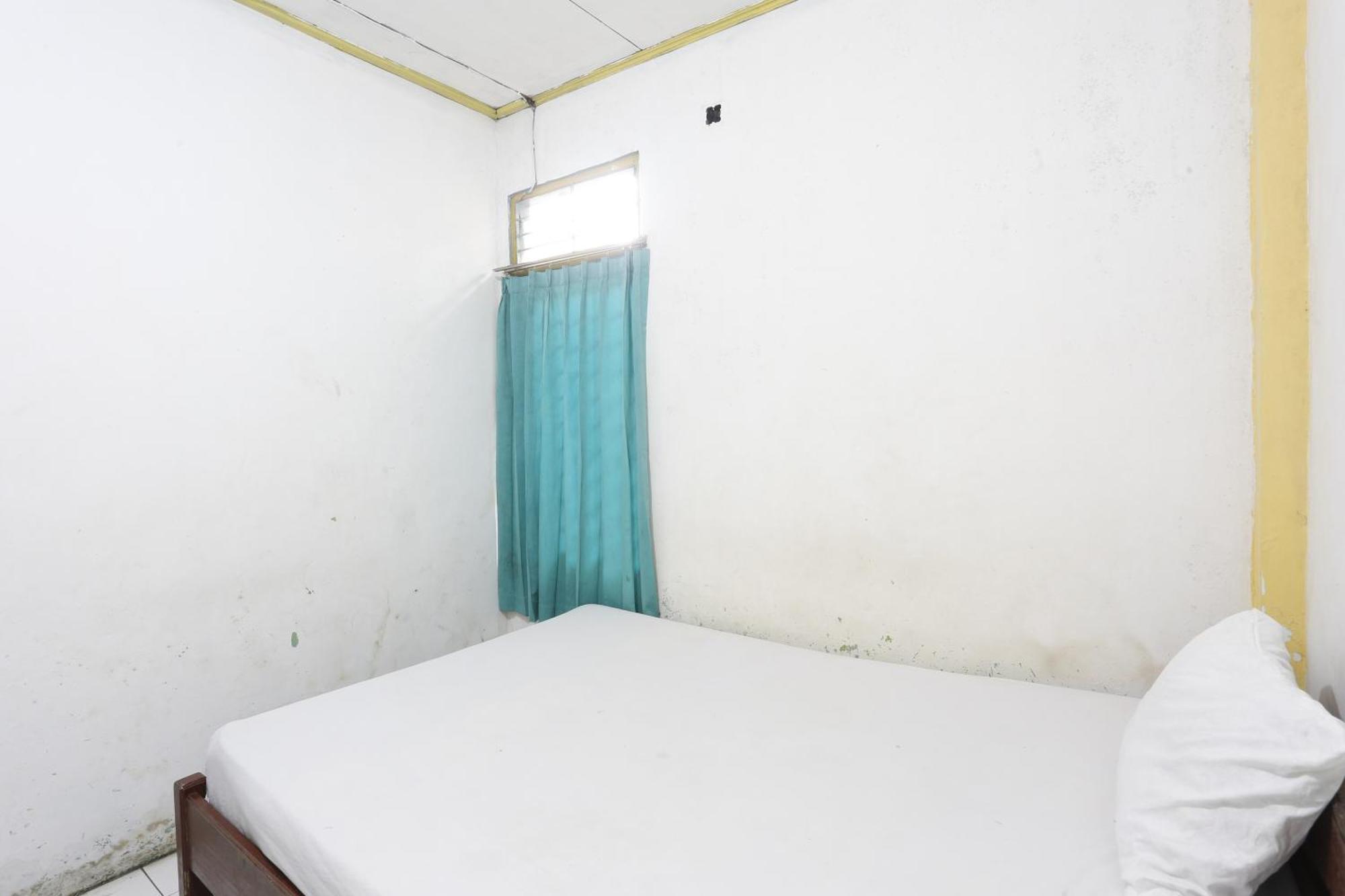 Oyo 93119 Guest House Leo Patra Muara Badak Exterior photo