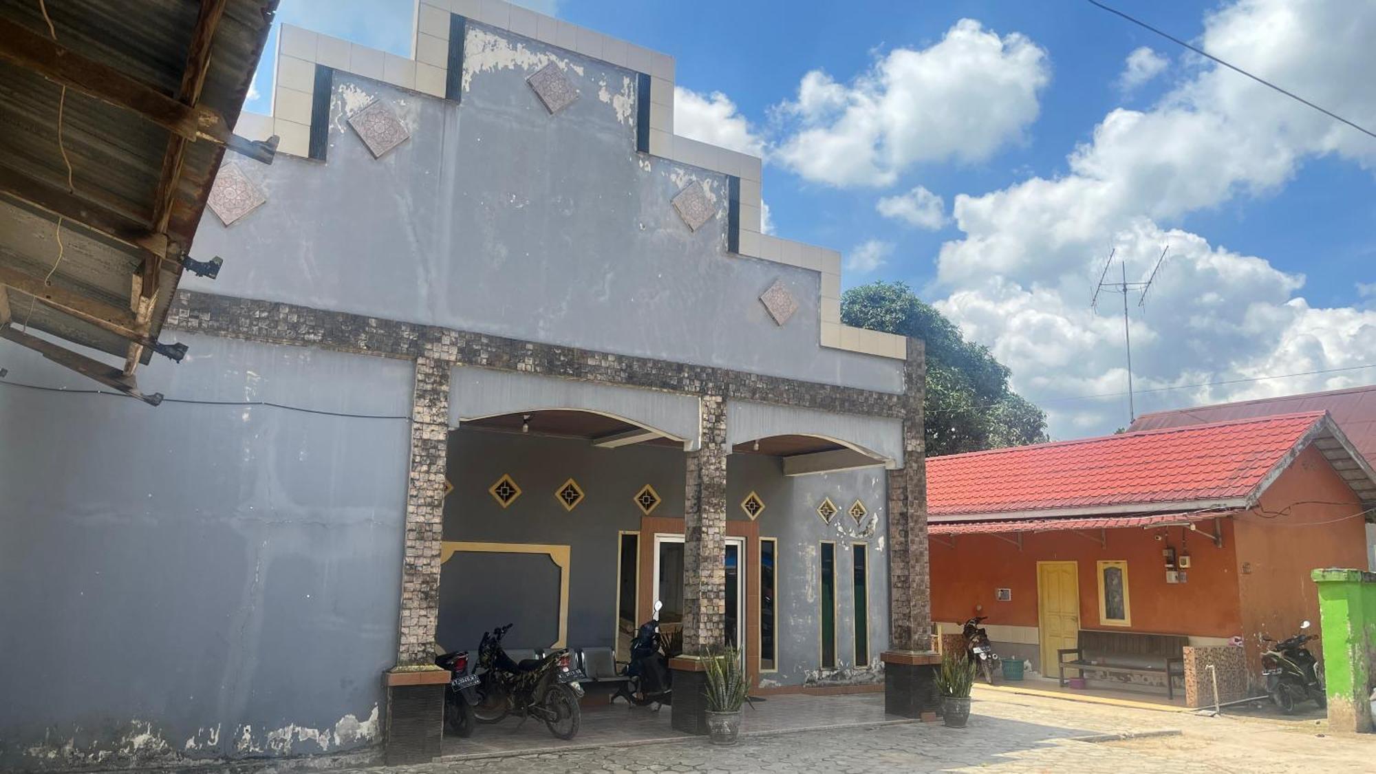 Oyo 93119 Guest House Leo Patra Muara Badak Exterior photo