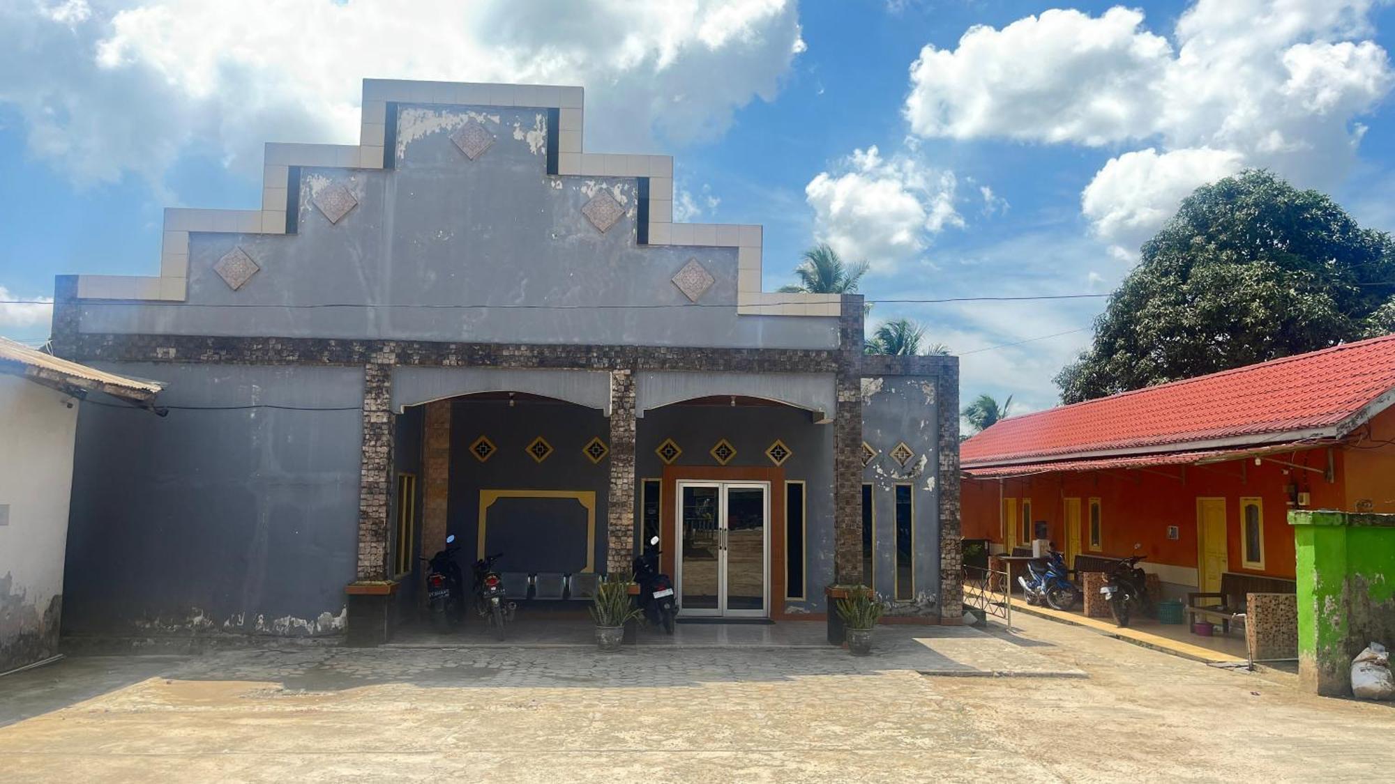 Oyo 93119 Guest House Leo Patra Muara Badak Exterior photo