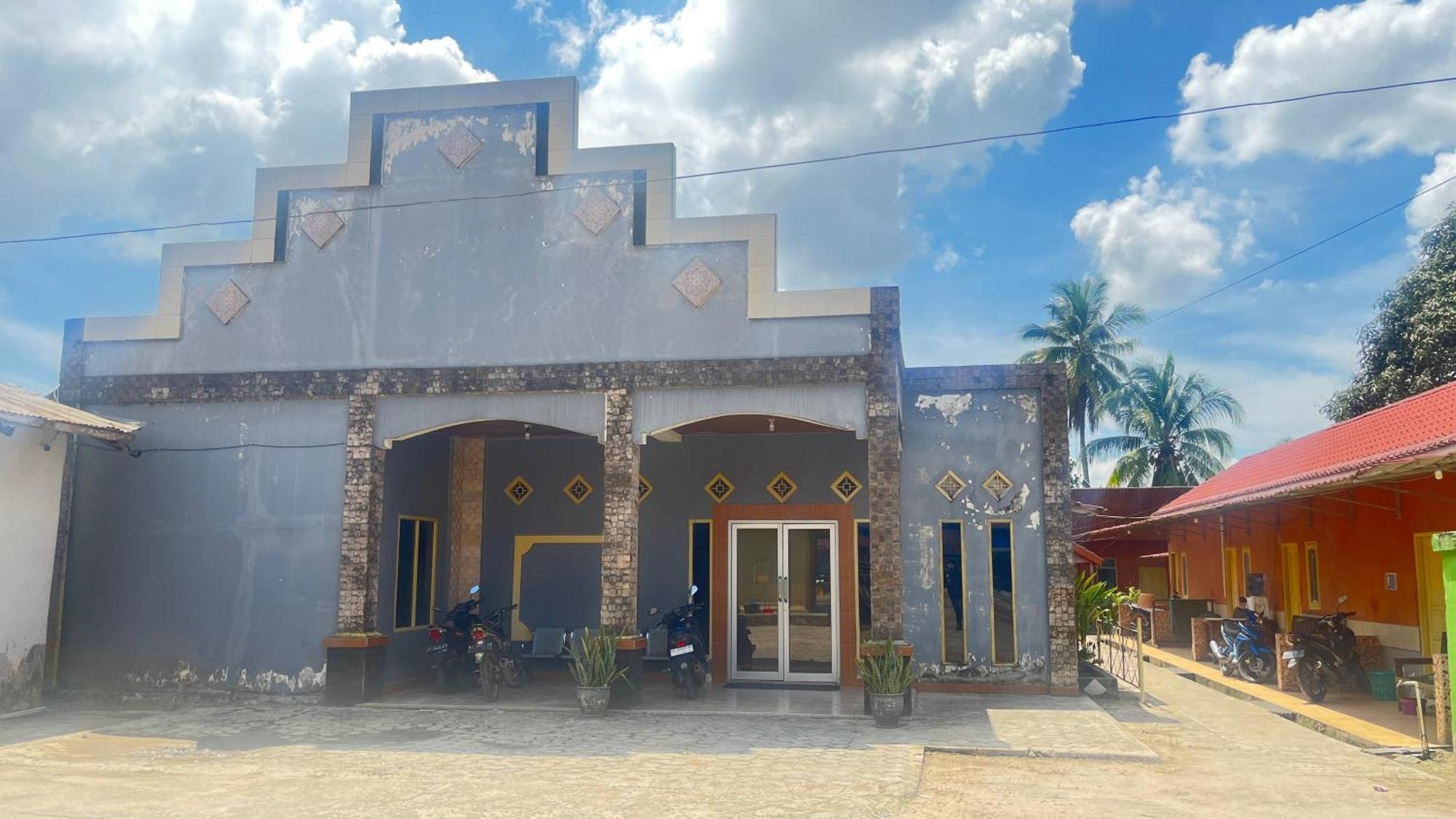 Oyo 93119 Guest House Leo Patra Muara Badak Exterior photo