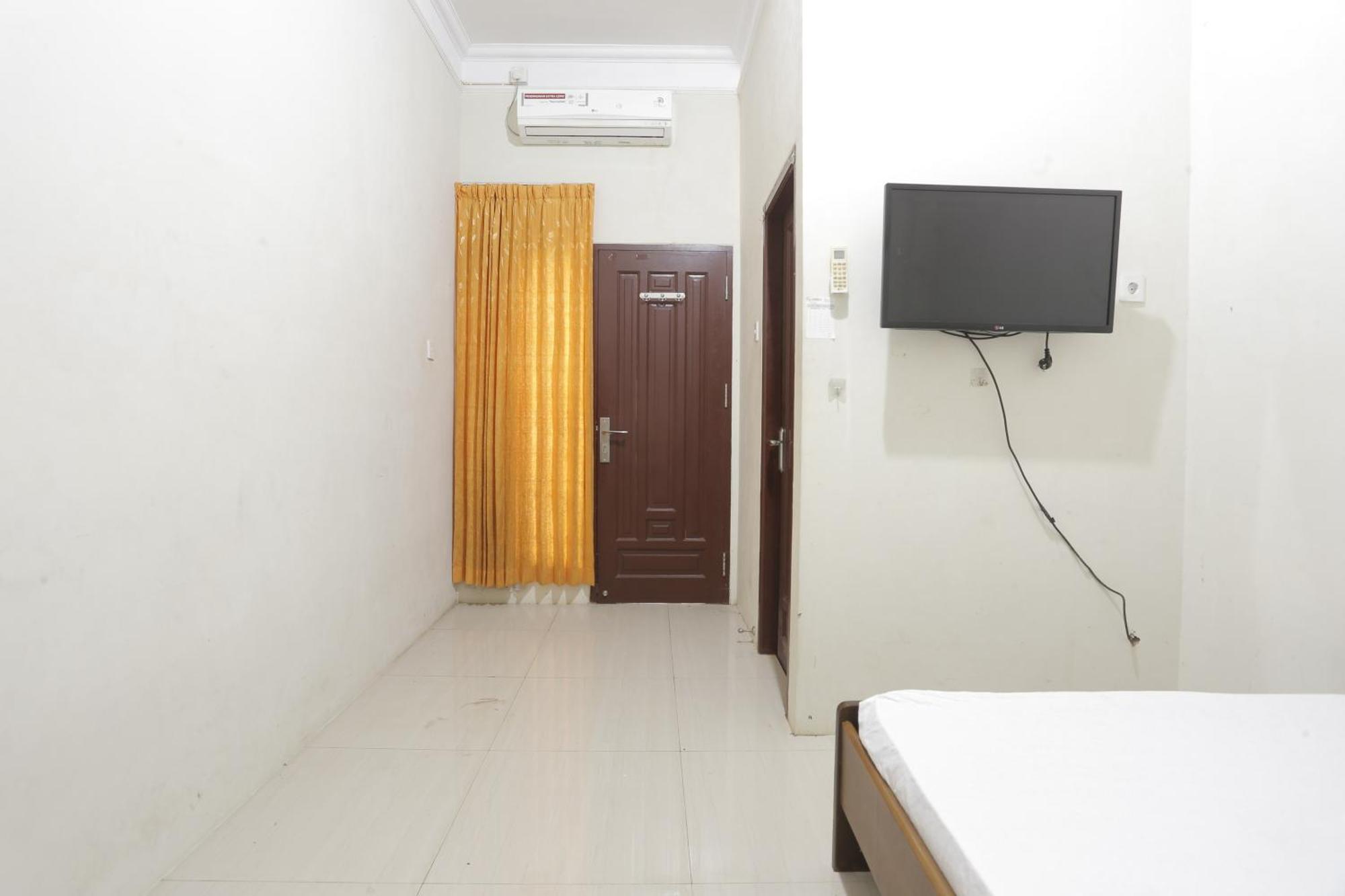 Oyo 93119 Guest House Leo Patra Muara Badak Exterior photo