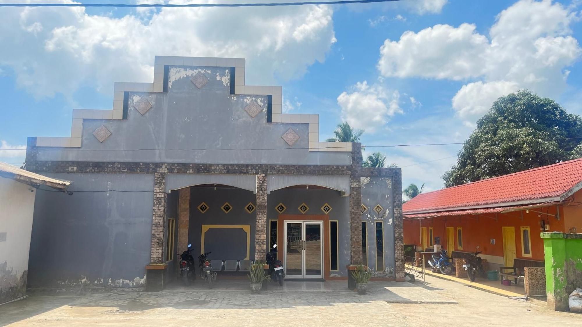 Oyo 93119 Guest House Leo Patra Muara Badak Exterior photo